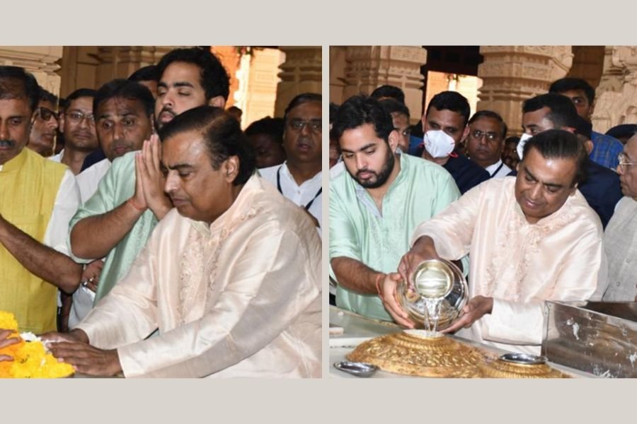 Industrialist Mukesh Ambani and son Akash Ambani visit Somnath on the occasion of Mahashivratri
