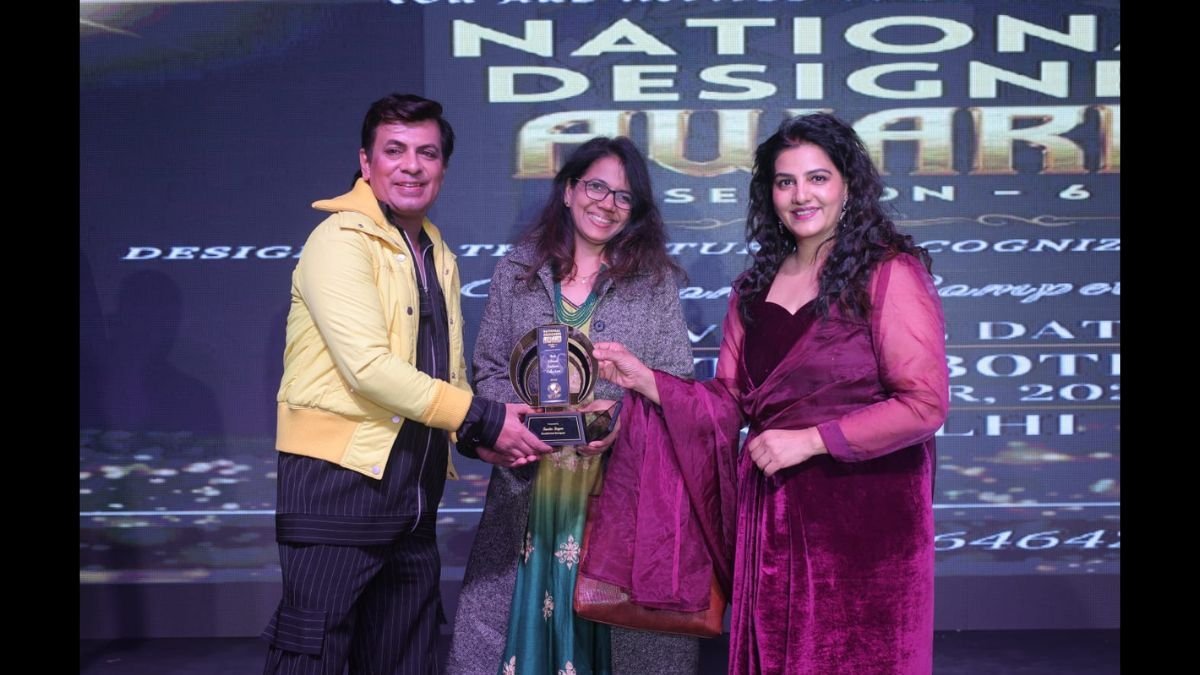 Sunita Omprakash Rahi Takes Best Story of Entrepreneurial Resilience and Creativity Award at National Designer Award 2023